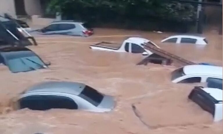 Espirito Santo-ES 23-03-2024 Carros foram arrastados e mais de 100 ficam desabrigados após chuvas no ES.  Foto reprodução de vídeo.