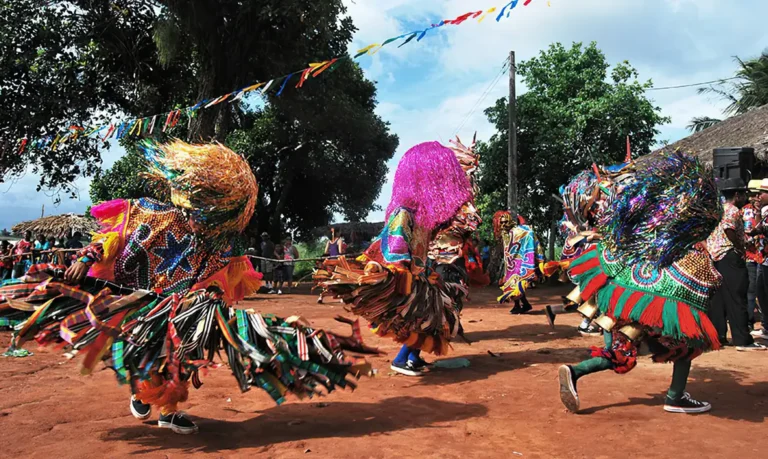 O Maracatu Rural ou Maracatu de Baque Solto é um tipo de maracatu, uma manifestação folclórica com origem no estado de Pernambuco.[1] Tem como principal símbolo o caboclo de lança, e distingue-se do Maracatu Nação por sua organização, personagens e ritmo. Foto: Iphan/Divulgação