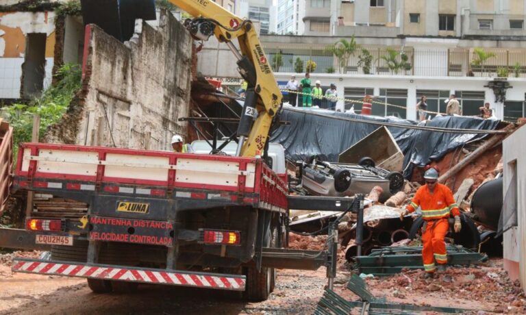São Paulo (SP), 06/03/2024 - Desmoronamento de muro e parte da calçada da rua Paim arrasta carro para terreno das obras do metro 14 Bis, em Bela Vista.  Foto: Rovena Rosa/Agência Brasil