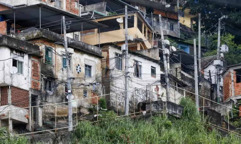 Rio de Janeiro (RJ) 26/03/2024 – Grades de proteção na encosta do Morro do Andaraí, atendido pelo programa Favela Bairro, que completa 30 anos. Foto: Fernando Frazão/Agência Brasil
