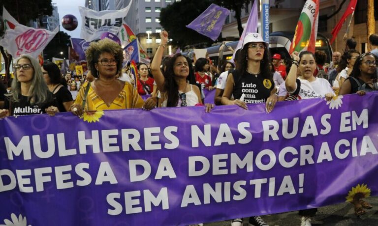 Rio de Janeiro (RJ), 08/03/2023 - Mulheres fazem passeata no Dia Internacional da Mulher - 8M, por direitos e contra a violência e o feminicídio, no centro da cidade. Foto: Fernando Frazão/Agência Brasil