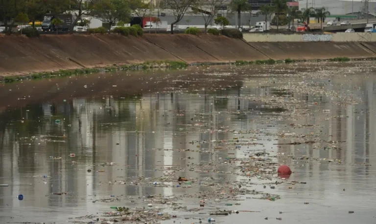 Acúmulo de lixo nos rios de São Paulo após chuva