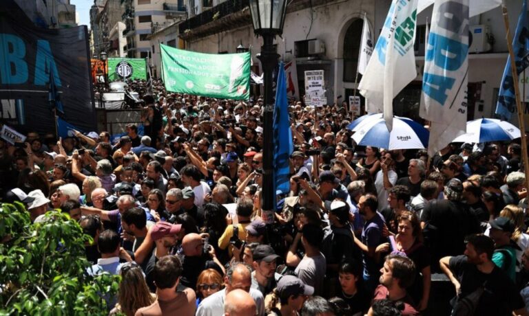 Buenos Aires - Trabalhadores se mobilizam contra extinção de agência pública Télam. Foto: Somos Télam