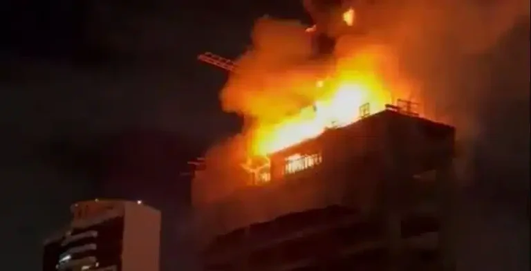 Momento do incêndio foi registrado por vizinhos, no Recife - Foto: Reprodução