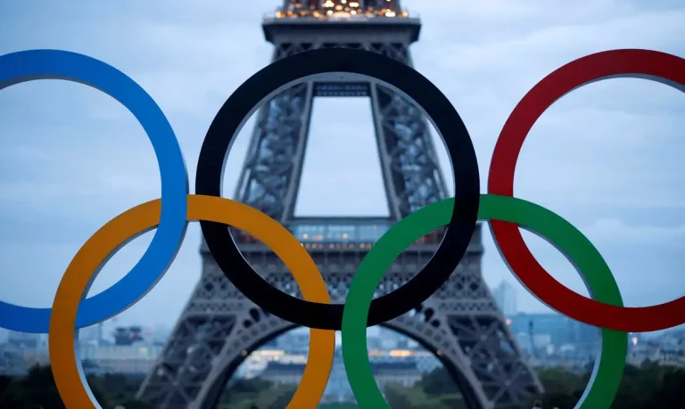 Anéis olímpicos em frente à Torre Eiffel, em Paris
14/09/2017 REUTERS/Christian Hartmann