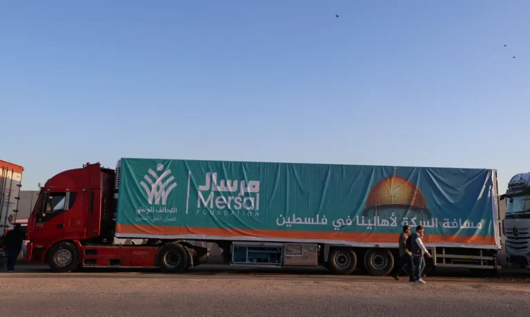 Caminhão da UNRWA na fronteira de Rafah entre Egito e Gaza
 30/11/2023    REUTERS/Mohamed Abd El Ghany