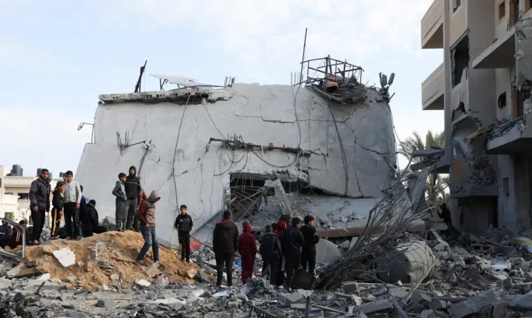 Casa atingida por ataque israelense em Rafah, sul de Gaza 16/2/2024 REUTERS/Ibraheem Abu Mustafa