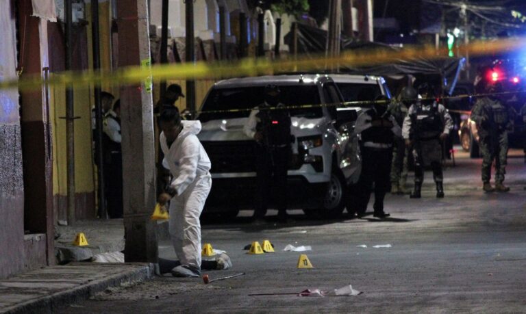 Técnico forense trabalha em local onde a candidata Gisela Gaytán foi assassinada em Guanajuato, México
1/4/2024 REUTERS/Juan Moreno