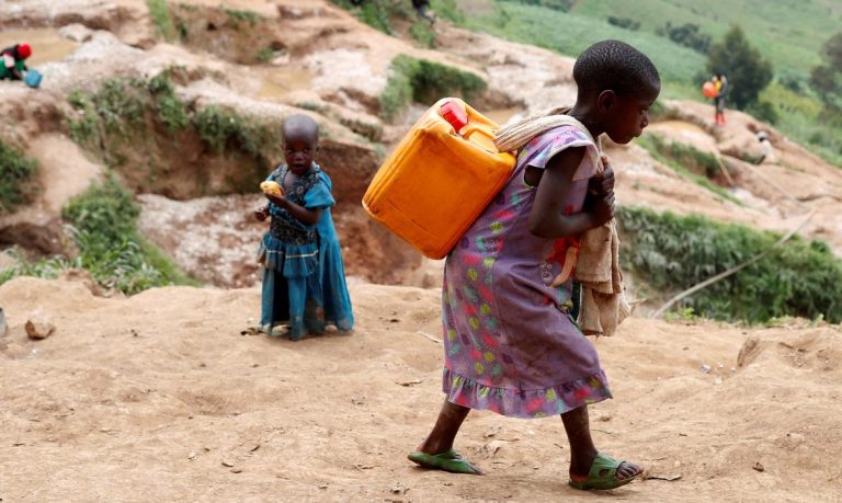 Criança carrega água no Congo
01/12/2018.  REUTERS/Goran Tomasevic/File Photo