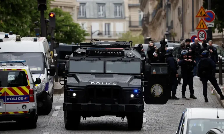 Polícia francesa isola consulado do Irã em Paris
 19/4/2024    REUTERS/Benoit Tessier