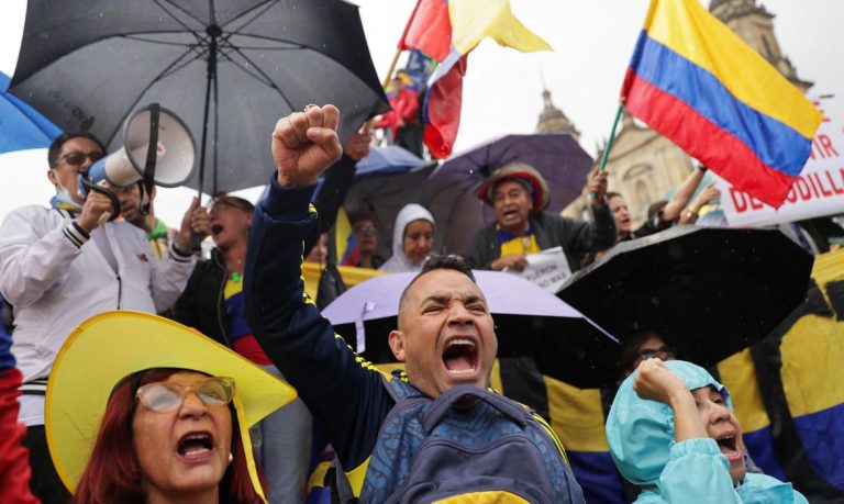 Bogotá, Colômbia, 21/04/2024 Manifestantes protestam contra as reformas do presidente colombiano Gustavo Petro nos setores de saúde, aposentadoria, emprego e prisão. Foto REUTERS/Luisa Gonzalez