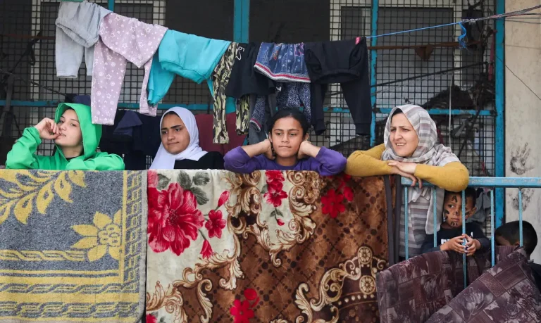 Palestinos desalojados em abrigo em Deir Al-Balah 23/4/2024 REUTERS/Ramadan Abed