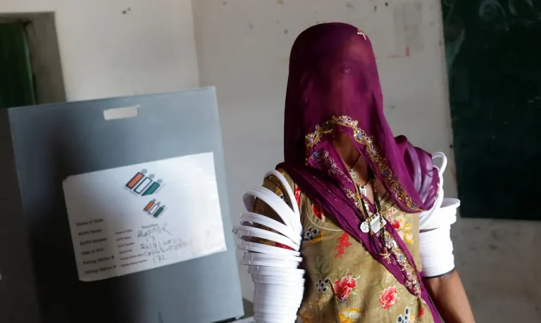 Mulher vota em segunda fase da eleição na Índia em Barmer, Rajasthan
 26/4/2024   REUTERS/Adnan Abidi