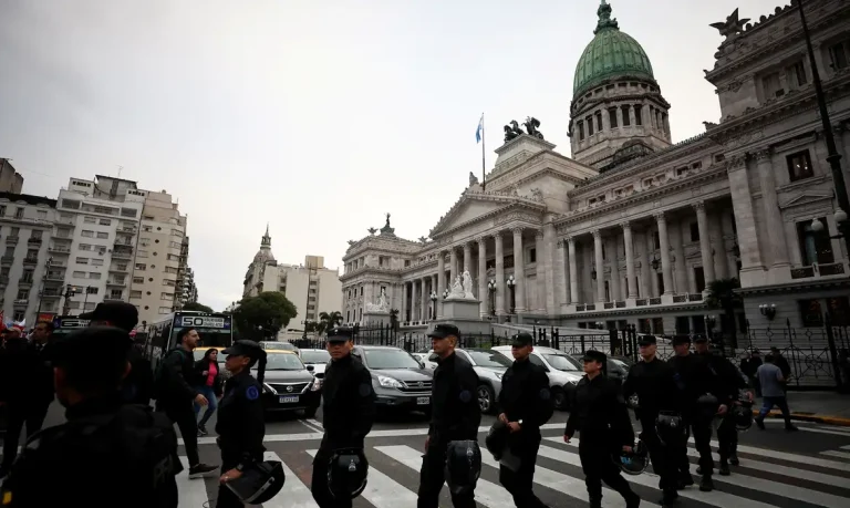 Protesto perto do Congresso em Buenos Aires 29/4/2024 REUTERS/Agustin Marcarian
