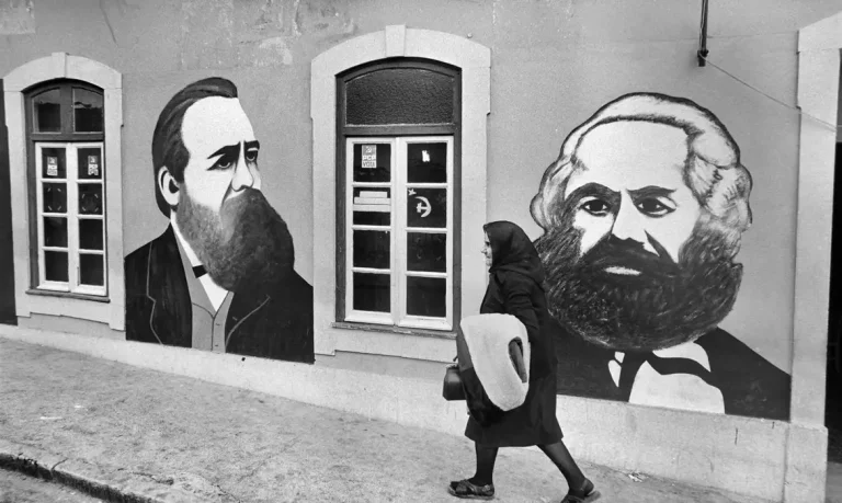 Mostra traz fotografias de Sebastião Salgado na Revolução dos Cravos. - Aljustrel, 1975. Foto: Sebastião Salgado