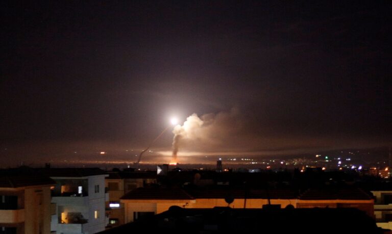 Bombardeio Síria Israel Irã. Fogo de míssil é visto no céu de Damasco