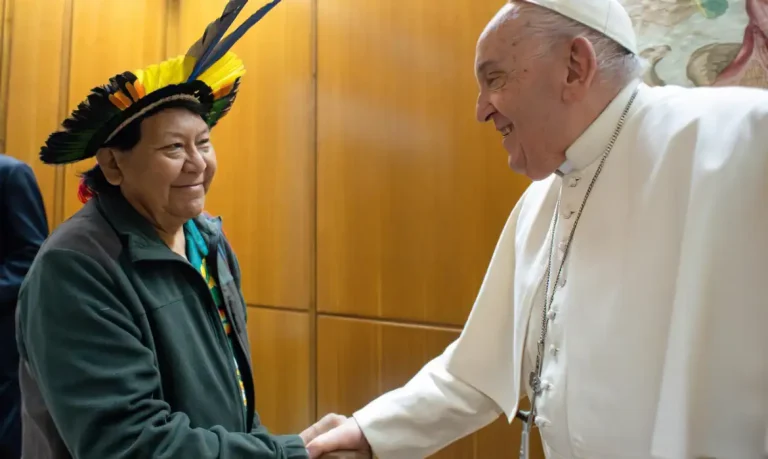 Papa Francisco com o líder yanomami Davi Kopenawa. Foto: Vatican News/Divulgação