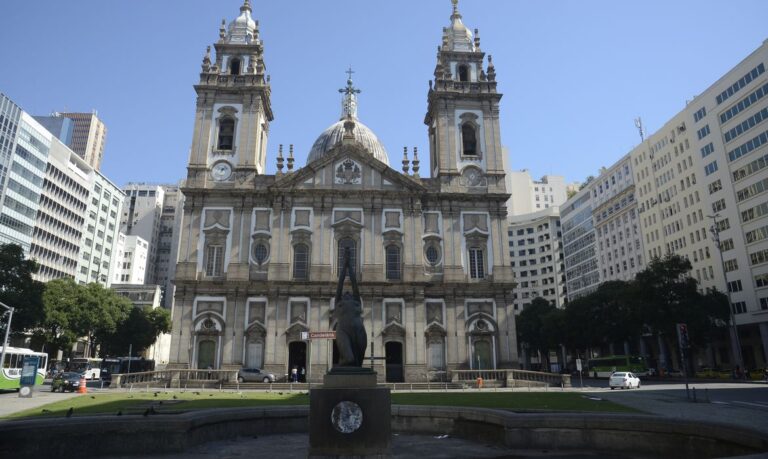 Fachada da Igreja da Candelária, no centro do Rio de Janeiro