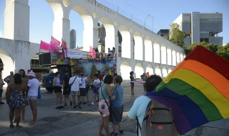 Rio de Janeiro (RJ) 17/12/2023 – Participantes da 2ª Edição da Parada LGBTQIA+ da Lapa, que acontece pela visibilidade e direitos das pessoas trans. Foto: Fernando Frazão/Agência Brasil
