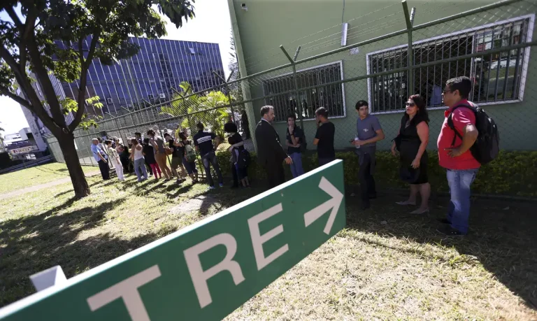 Brasilienses enfrentam filas no último dia para regularização da situação com a Justiça Eleitoral.