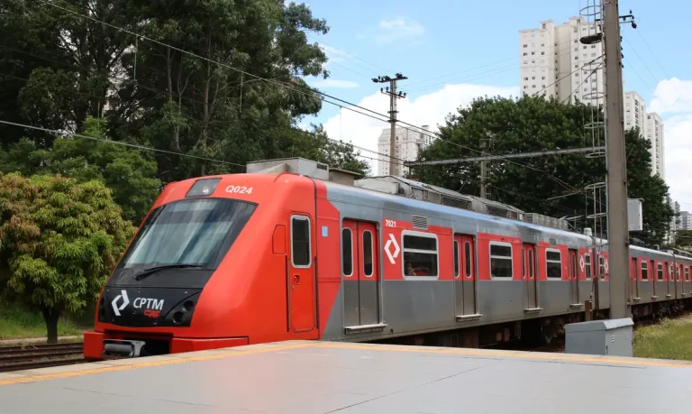 Linha 8 da Companhia Paulista de Trens Metropolitanos - CPTM, operada pela ViaMobilidade, na estação Domingos de Moraes.