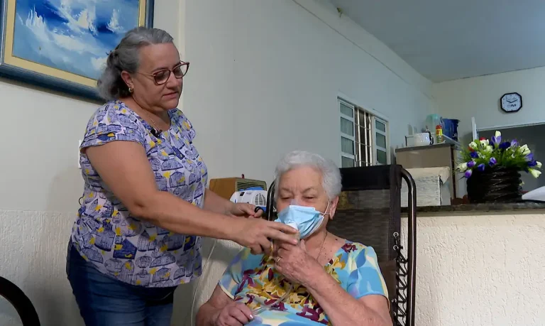 O trabalho invisível das mulheres é tema do Caminhos da Reportagem - Joana D'arc cuida diariamente dos pais idosos. Foto: Frame/TV Brasil
