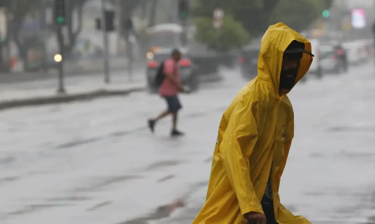 Rio de Janeiro (RJ) 22/03/2024 – Temporal atinge o Rio de Janeiro e trabalhadores deixam a região central da cidade, que tem ponto facultativo decretado com previsão de chuvas extremas. Foto: Fernando Frazão/Agência Brasil