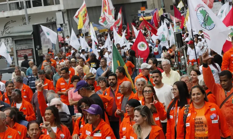 Rio de Janeiro (RJ), 03/10/2023 - Trabalhadores, centrais sindicais e movimentos sociais fazem ato pelos 70 anos da Petrobras, em frente ao edifício sede da empresa, no Centro. Foto: Fernando Frazão/Agência Brasil