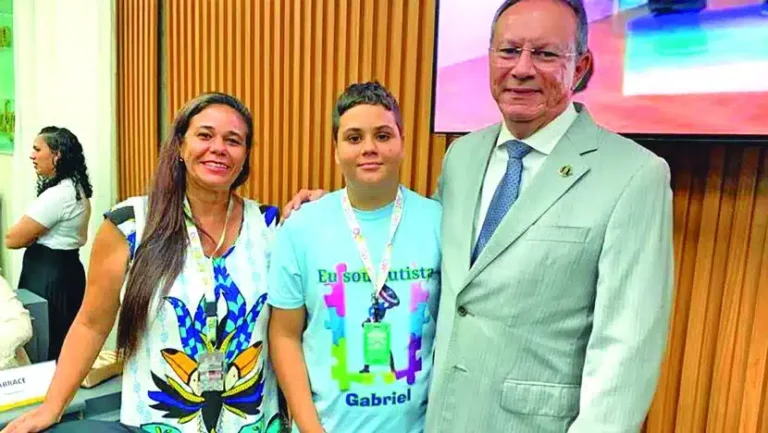 Raniere Barbosa com garoto Alef Gabriel; vereador tem produção legislativa focada na conscientização sobre o autismo