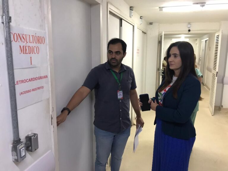 Imagem da promotora de Justiça Rosane Moreno, ao lado de um homem, durante vistoria no Hospital Regional Lindolfo Gomes Vidal, na cidade de Santo Antônio.