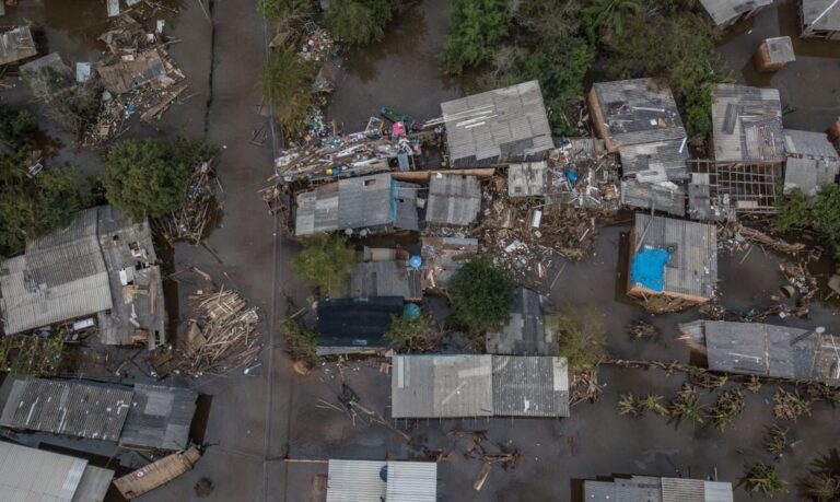 Eldorado do Sul (RS), 22/05/2024 – CHUVAS-RS - DESTRUIÇÃO - Conforme as águas vão baixando, moradores de Eldorado do Sul tendo contato com os estragos causados pelas enchentes. - Foto: Rafa Neddermeyer/Agência Brasil