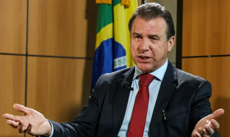 Brasília (DF) 01/05/2024 – O ministro do Trabalho, Luiz Marinho durante entrevista em seu gabinete no ministério para falar sobre seu pronunciamento para o 1 de maio.
Foto: Valter Campanato/Agência Brasil
