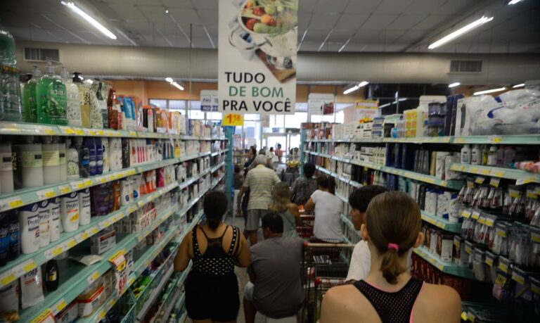 Vitória (ES) - Supermercados lotados com filas nos caixas e na entrada funcionam com horário reduzido (Tânia Rêgo/Agência Brasil)