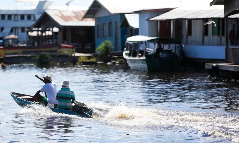 Comunidade de ribeirinhos em Manaus