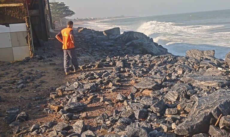 Rio de Janeiro (RJ) 24/05/2024 - A Secretaria Adjunta de Defesa Civil de Macaé informa que a ressaca que estava prevista - segundo aviso emitido pela Marinha do Brasil - atingiu o bairro Fronteira neste fim de semana. Na manhã deste domingo (19), duas casas desmoronaram sem vítimas, pois não havia moradores no local. As equipes do setor atuaram na região e seguem em monitoramento 24 horas por dia.
Foto: Prefeitura Macaé/Divulgação