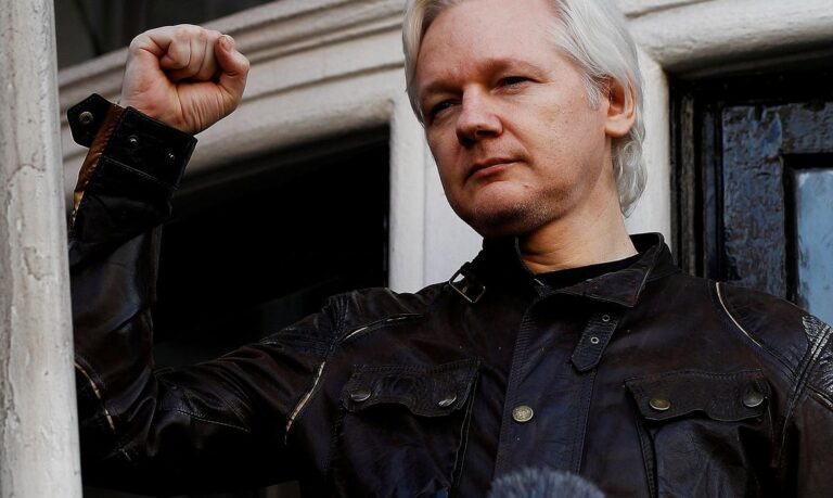 O fundador do WikiLeaks, Julian Assange, é visto na varanda da Embaixada do Equador em Londres, Inglaterra, em 19 de maio de 2017. REUTERS / Peter Nicholls / File Photo