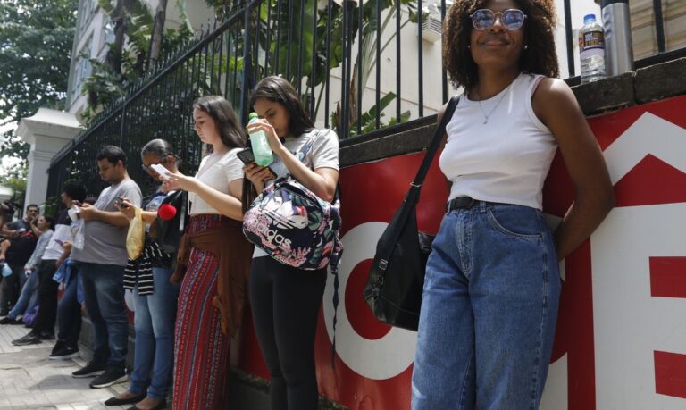 Rio de Janeiro (RJ) 05/11/2023 - Estudantes chegam para o primeiro dia de provas do Enem 2023, na Universidade Veiga de Almeida, na Tijuca. Foto: Fernando Frazão/Agência Brasil