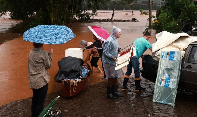 Pessoas resgatam seus pertences perto de uma área alagada próxima ao rio Taquari durante fortes chuvas na cidade de Encantado Rio Grande do Sul, Brasil, 1º de maio de 2024. REUTERS/Diego Vara