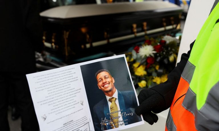 Fotografia em frente ao caixão do jogador de futebol sul-africano Luke Fleurs, do Kaizer Chiefs, em seu funeral na Cidade do Cabo, África do Sul
20/04/2024
REUTERS/Esa Alexander