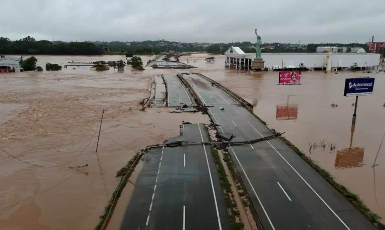 Uma imagem de drone mostra uma área afetada pelas enchentes em Lajeado Rio Grande do Sul, Brasil, 3 de maio de 2024. Jeff Botega/Agência RBS via REUTERS