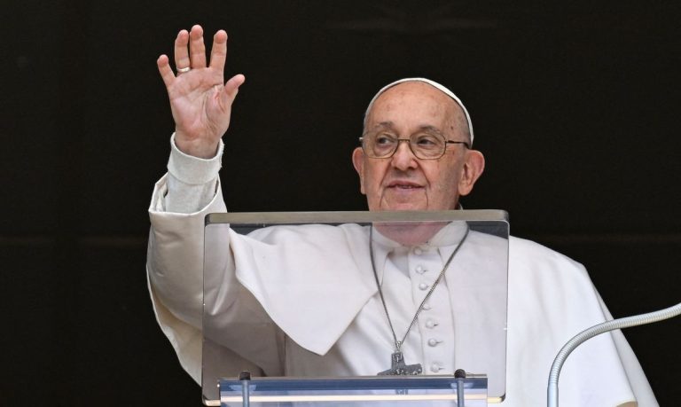 Papa Francisco fala a fiéis na Praça São Pedro, no Vaticano
05/05/2024 Vatican Media/Divulgação via REUTERS