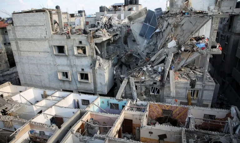 Destroços após ataque de Israel a Rafah, na Faixa de Gaza
07/05/2024
REUTERS/Hatem Khaled