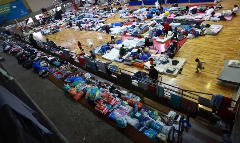 CHUVAS RS - ABRIGOS - People who have been evacuated from flooded areas rest at a gym used as a shelter in Porto Alegre, Rio Grande do Sul state, Brazil May 10, 2024. REUTERS/Diego Vara