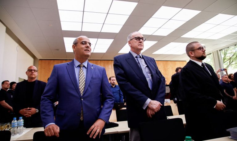 Membros do partido Alternativa para a Alemanha (AfD) Roman Reusch e Peter Boehringer, acompanhados do advogado que representa a legenda, Christian Conrad, durante julgamento da sigla em Muenster
13/05/2024 REUTERS/Leon Kuegeler