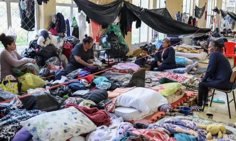 Porto Alegre (RS), 17/05/2024 – CHUVAS RS- ABRIGO - Centenas de pessoas estão no abrigo da ULBA em Canoas, recebendo donativos e assistência médica.
Foto: Rafa Neddermeyer/Agência Brasil