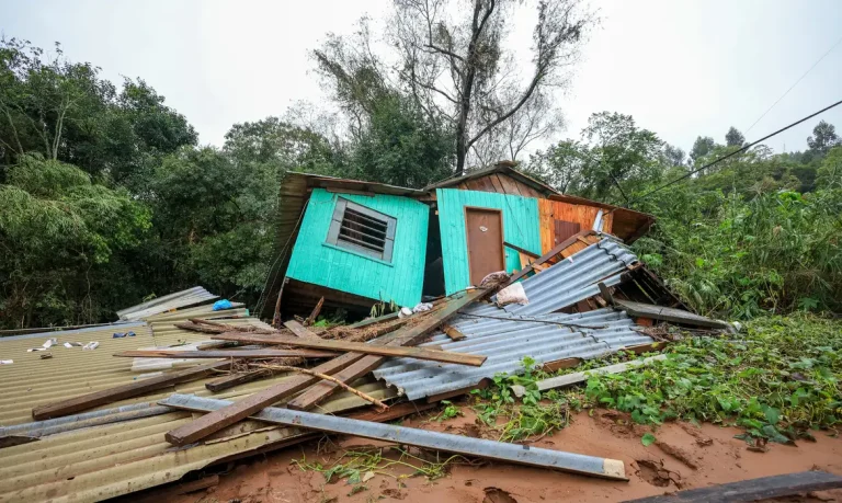 SINIMBU, RS, BRASIL, 03.05.2024 - Trabalho de limpeza na região de Sinumbu, devido aos estragos causados pela forte chuva no estado do Rio Grande do Sul. Foto: Gustavo Mansur/Palácio Piratini