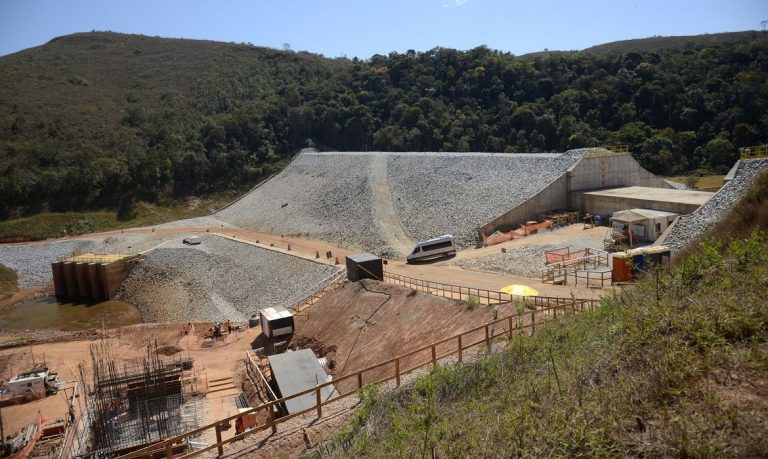 Trabalhadores na obra do muro de contenção construído para eventual rompimento da Barragem B3/B4 em Nova Lima, região metropolitana de Belo Horizonte.