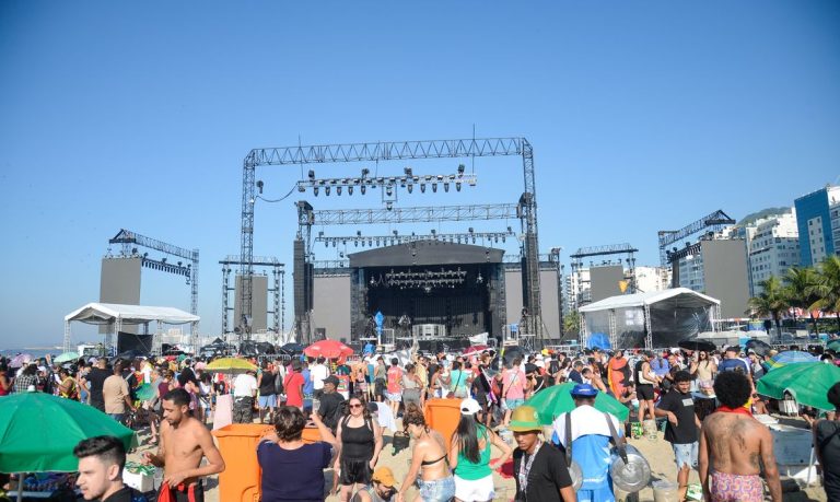 Rio de Janeiro (RJ), 04/052024 – Público em frente ao palco aguarda para show da Madonna, que está programado para a noite de hoje (04) Foto: Tomaz Silva/Agência Brasil