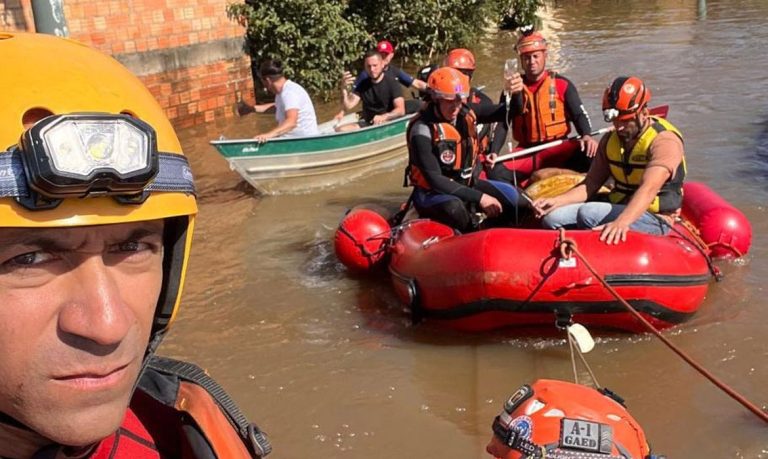 CHUVAS NO RS - Canoas (RS) - Égua Caramelo, que ficou dias ilhada sobre u tehado, é resgatada pelo Corpo de Bombeiros. Foto: Corpo Bombeiros RS