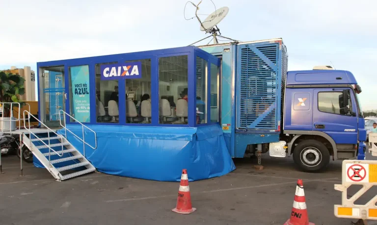 Caminhão da Caixa estacionado em frente ao shopping Conjunto Nacional faz negociação de dívidas com até 90% de desconto